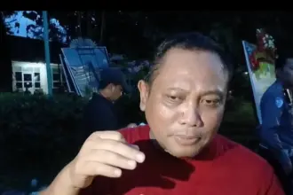 Plt Kepala Dinas Pendidikan Banyumas Amrin Ma'ruf saat menemui massa aksi di halaman Pendopo Si Panji Purwokerto, Jumat (01/05/2026).