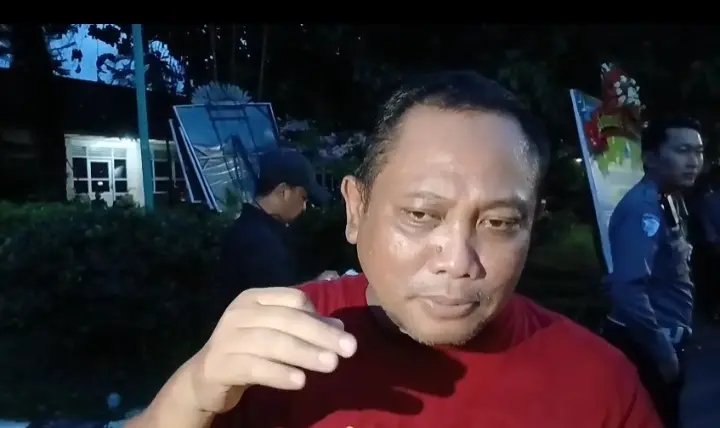 Plt Kepala Dinas Pendidikan Banyumas Amrin Ma'ruf saat menemui massa aksi di halaman Pendopo Si Panji Purwokerto, Jumat (01/05/2026).