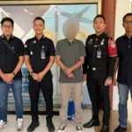 Petugas Imigrasi mendeportasi warga negara Malaysia usai menjalani pidana di Lapas Nusakambangan. (Imigrasi Cilacap).