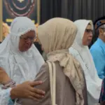Sumiyati (kiri), seorang penjual bubur sumsum menjadi jamaah calon haji yang mengikuti bimbingan ibadah haji di KBIHU Miftahul Jannah BDI PT PPN RU IV Cilacap.
