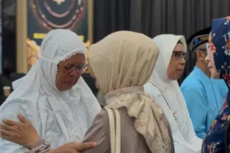 Sumiyati (kiri), seorang penjual bubur sumsum menjadi jamaah calon haji yang mengikuti bimbingan ibadah haji di KBIHU Miftahul Jannah BDI PT PPN RU IV Cilacap.