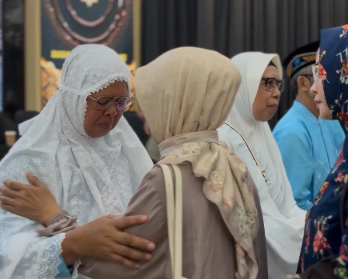 Sumiyati (kiri), seorang penjual bubur sumsum menjadi jamaah calon haji yang mengikuti bimbingan ibadah haji di KBIHU Miftahul Jannah BDI PT PPN RU IV Cilacap.