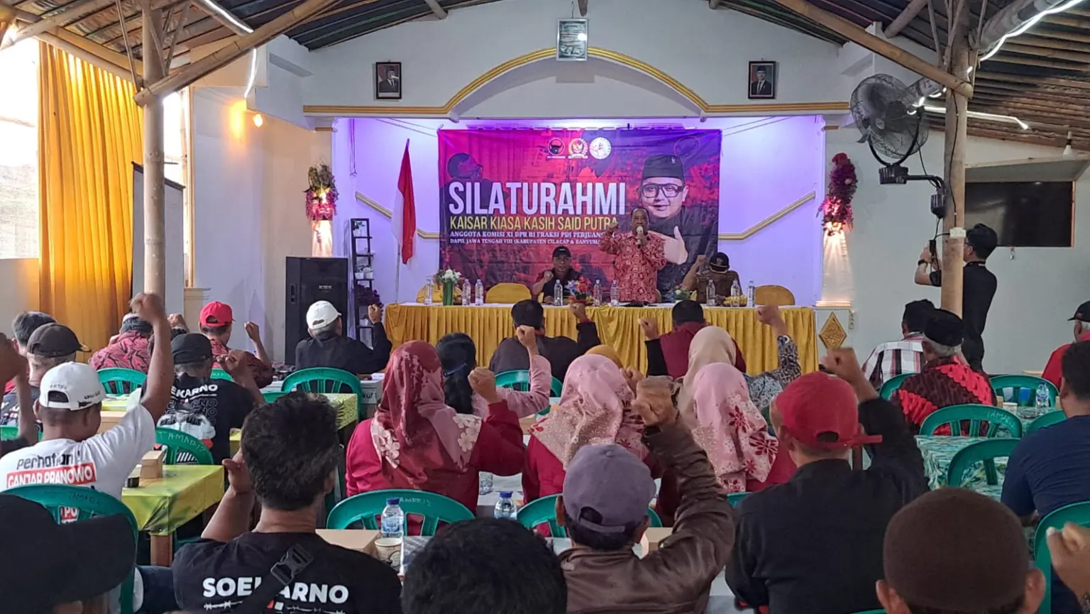 Tim Mas Kaisar serap aspirasi warga Adipala saat acara silaturahmi di Tamariz Cafe Adipala Cilacap. (Faiz Ardani).