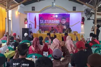 Tim Mas Kaisar serap aspirasi warga Adipala saat acara silaturahmi di Tamariz Cafe Adipala Cilacap. (Faiz Ardani).