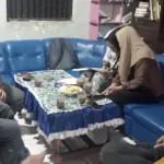 Dua mantan karyawan toko buah saat membuat surat aduan kepada Bupati Banjarnegara didampingi kuasa hukum dari LBH Benteng Cakrawala Banjarnegara, Selasa (5/5/2026). (Foto: dok LBH Benteng Cakrawala)
