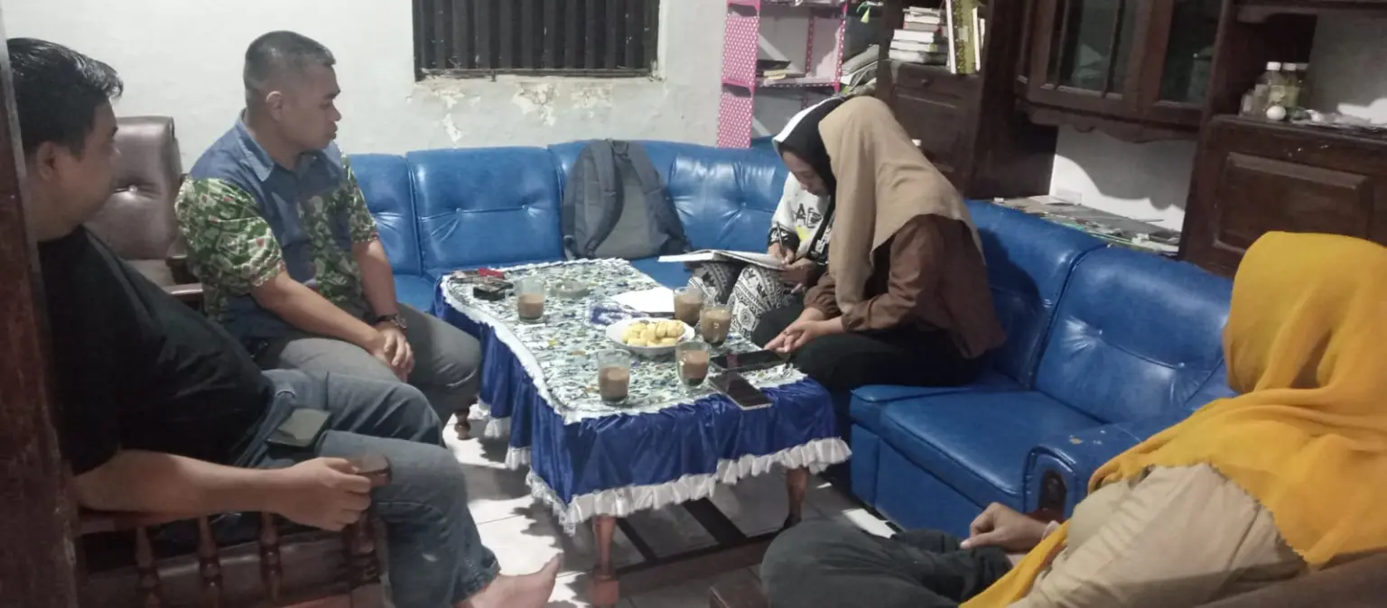 Dua mantan karyawan toko buah saat membuat surat aduan kepada Bupati Banjarnegara didampingi kuasa hukum dari LBH Benteng Cakrawala Banjarnegara, Selasa (5/5/2026). (Foto: dok LBH Benteng Cakrawala)