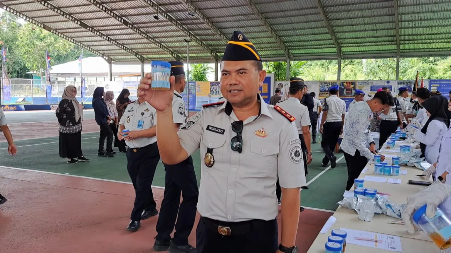 Petugas dari berbagai Lapas Nusakambangan jalani tes urine. (Faiz Ardani).
