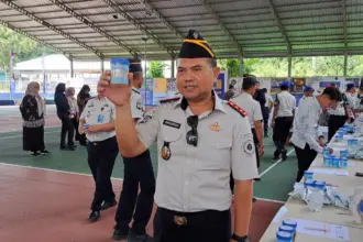 Petugas dari berbagai Lapas Nusakambangan jalani tes urine. (Faiz Ardani).