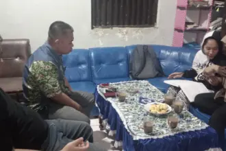 Dua warga Banjarnegara saat membuat surat aduan kepada Bupati Banjarnegara didampingi kuasa hukum dari LBH Benteng Cakrawala Banjarnegara, Selasa (5/5/2026). (Foto: dok LBH Benteng Cakrawala)