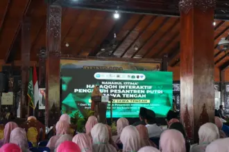 Menteri PPPA Arifah Choiri Fauzi saat menyampaiakn materi di Banjarnegara, Minggu (10/5/2026). (foto: Heri C)