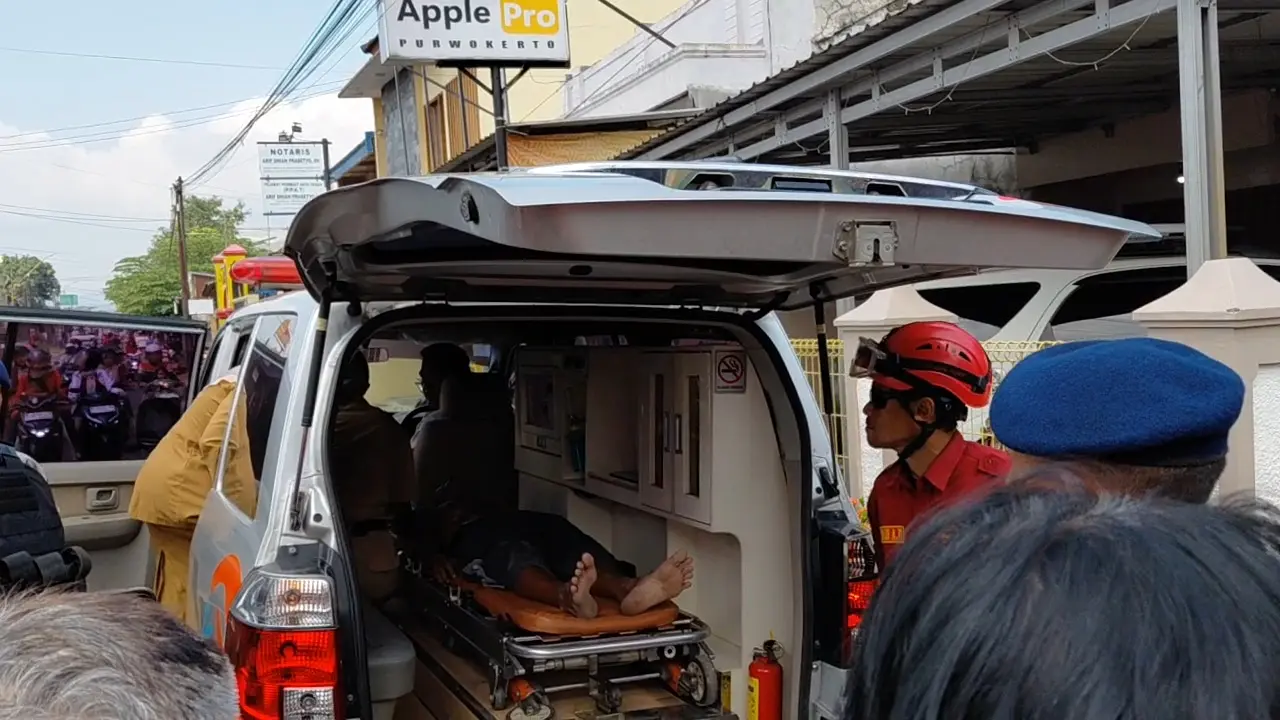 Enggan Diceraikan Istri, Pria di Karangpucung Nekat Panjat Atap Sambil Membawa Sajam 