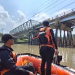 Tim SAR gabungan saat berusaha mencari keberadaan Imam Fauzi yang diduga menceburkan diri ke sungai Serayu, Senin (11/5/2026). (Foto: dok TIM SAR Banyumas)