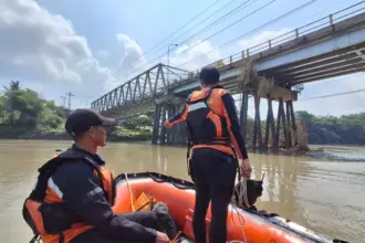 Tim SAR gabungan saat berusaha mencari keberadaan Imam Fauzi yang diduga menceburkan diri ke sungai Serayu, Senin (11/5/2026). (Foto: dok TIM SAR Banyumas)