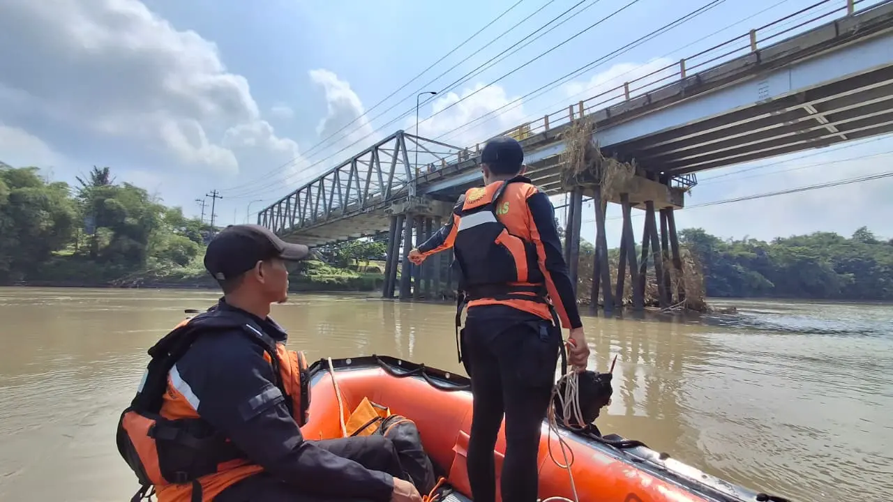 Tim SAR gabungan saat berusaha mencari keberadaan Imam Fauzi yang diduga menceburkan diri ke sungai Serayu, Senin (11/5/2026). (Foto: dok TIM SAR Banyumas)