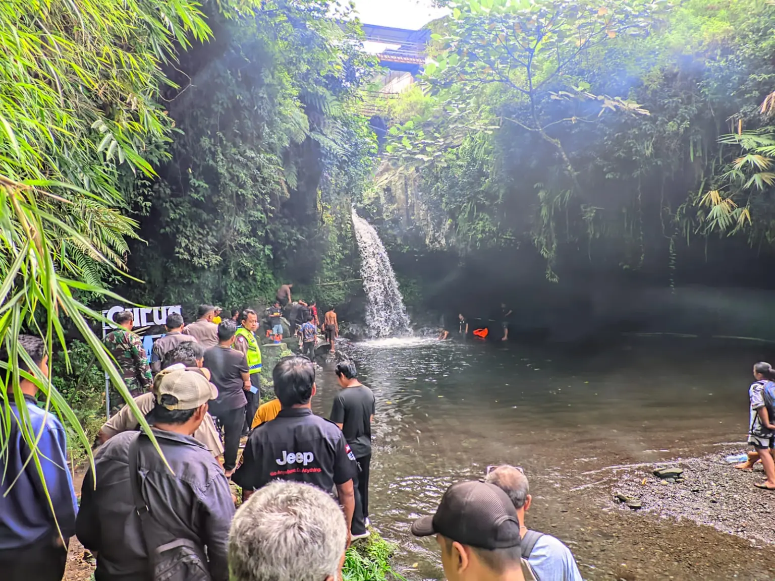 Sejumlah tim SAR saat mencari korban yang terjatuh akibat kurang hati-hati saat selfi, Selasa (12/5/2026). (Foto: Tim SAR Banyumas)