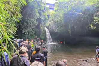 Sejumlah tim SAR saat mencari korban yang terjatuh akibat kurang hati-hati saat selfi, Selasa (12/5/2026). (Foto: Tim SAR Banyumas)