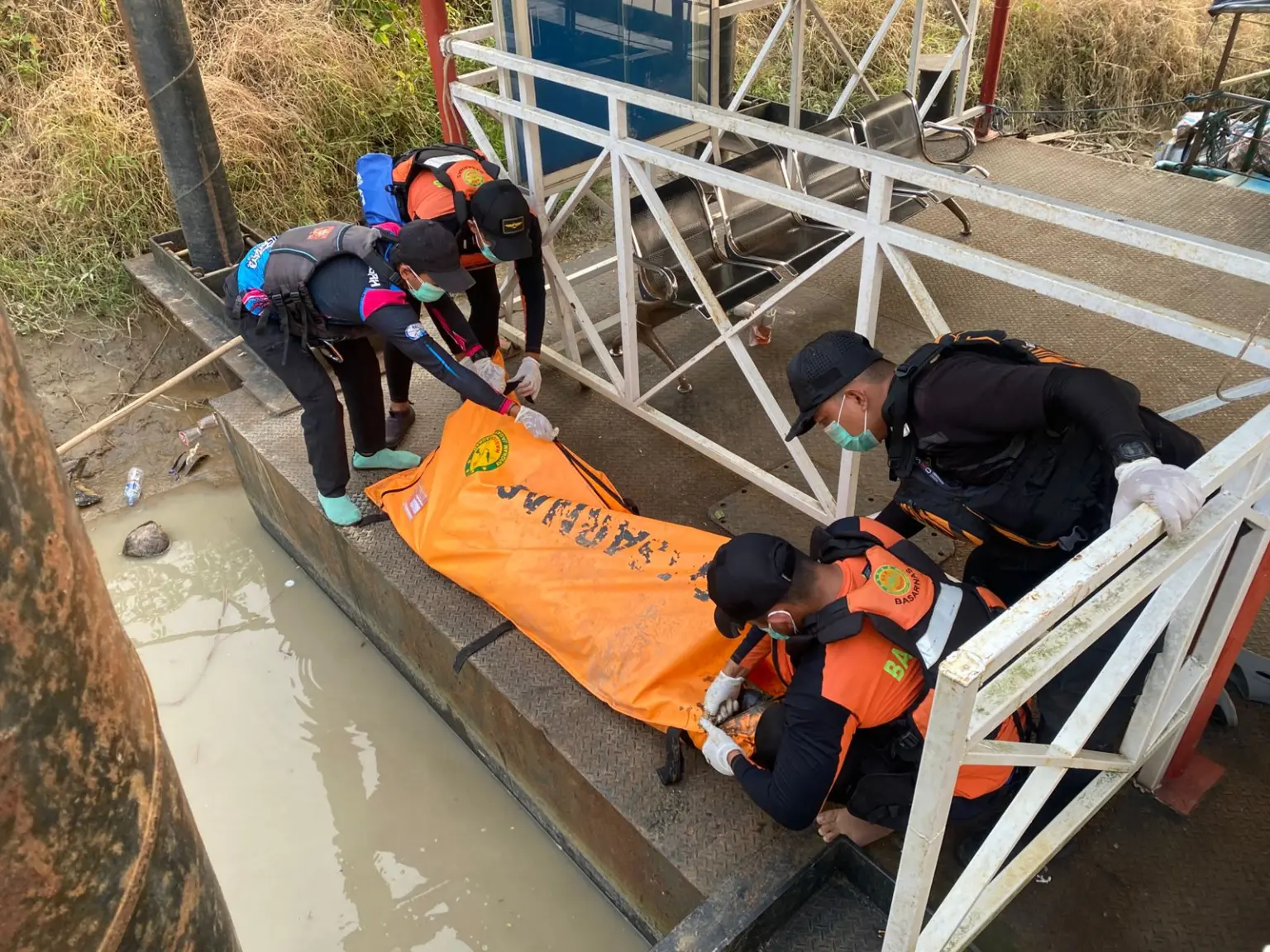 Tim SAR gabungan saat evakuasi jenasah pria yang diduga terjun ke sungai Serayu, Selasa (12/5/2026) (Foto: Tim SAR Banyumas)