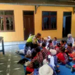Polisi Ramah Anak, Puluhan Siswa PAUD PGRI Kasinoman Belajar Disiplin dan Keselamatan di Mapolsek Kalibening