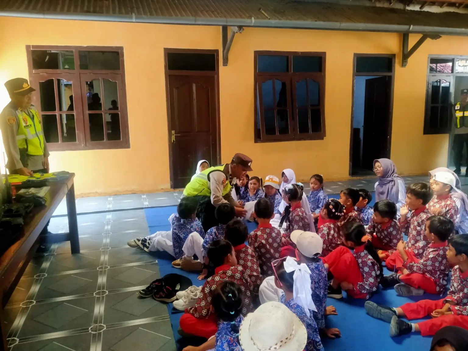 Polisi Ramah Anak, Puluhan Siswa PAUD PGRI Kasinoman Belajar Disiplin dan Keselamatan di Mapolsek Kalibening