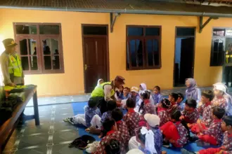Polisi Ramah Anak, Puluhan Siswa PAUD PGRI Kasinoman Belajar Disiplin dan Keselamatan di Mapolsek Kalibening