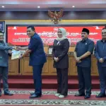 Ketua DPRD Cilacap didampingi para Wakil Ketua menyerahkan rekomendasi LKPJ Cilacap 2025 kepada Plt Bupati. (Faiz Ardani).