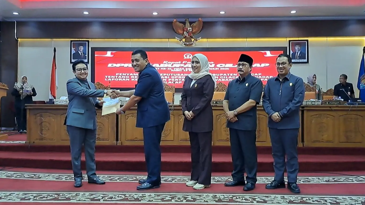 Ketua DPRD Cilacap didampingi para Wakil Ketua menyerahkan rekomendasi LKPJ Cilacap 2025 kepada Plt Bupati. (Faiz Ardani).
