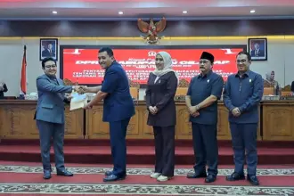 Ketua DPRD Cilacap didampingi para Wakil Ketua menyerahkan rekomendasi LKPJ Cilacap 2025 kepada Plt Bupati. (Faiz Ardani).