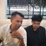 Kevin, seorang pemuda yang mengaku menjadi korban penganiayaan di acara turnamen sepakbola di Banjarnegara, didampingi Kuasa Hukumnya, Djoko Susanto, Sabtu (16/05/2026).