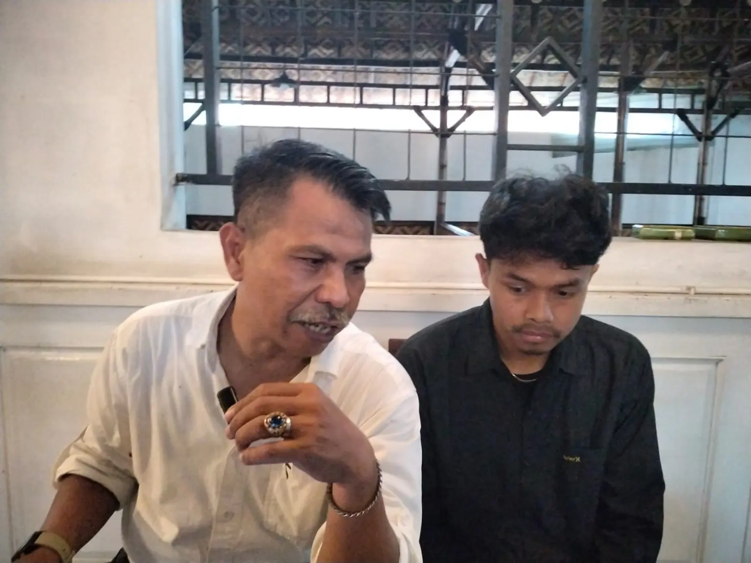Kevin, seorang pemuda yang mengaku menjadi korban penganiayaan di acara turnamen sepakbola di Banjarnegara, didampingi Kuasa Hukumnya, Djoko Susanto, Sabtu (16/05/2026).