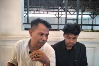 Kevin, seorang pemuda yang mengaku menjadi korban penganiayaan di acara turnamen sepakbola di Banjarnegara, didampingi Kuasa Hukumnya, Djoko Susanto, Sabtu (16/05/2026).