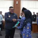 Wabub Purbalingga saat menyerahkan SK pengangkatan kepada para PNS baru, Kamis (21/5/2026). (Foto: Humas Pemkab Purbalinga)