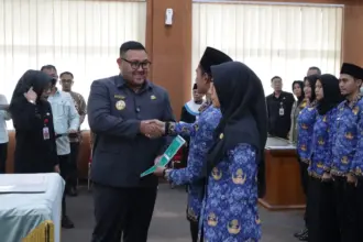 Wabub Purbalingga saat menyerahkan SK pengangkatan kepada para PNS baru, Kamis (21/5/2026). (Foto: Humas Pemkab Purbalinga)