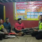 Anggota Polsek Bobotsari saat menyerahkan bantuan peralatan kemanan kepada Satkamling, Rabu malam (20/5/2026). (Foto: Humas Polres Purbalingga)