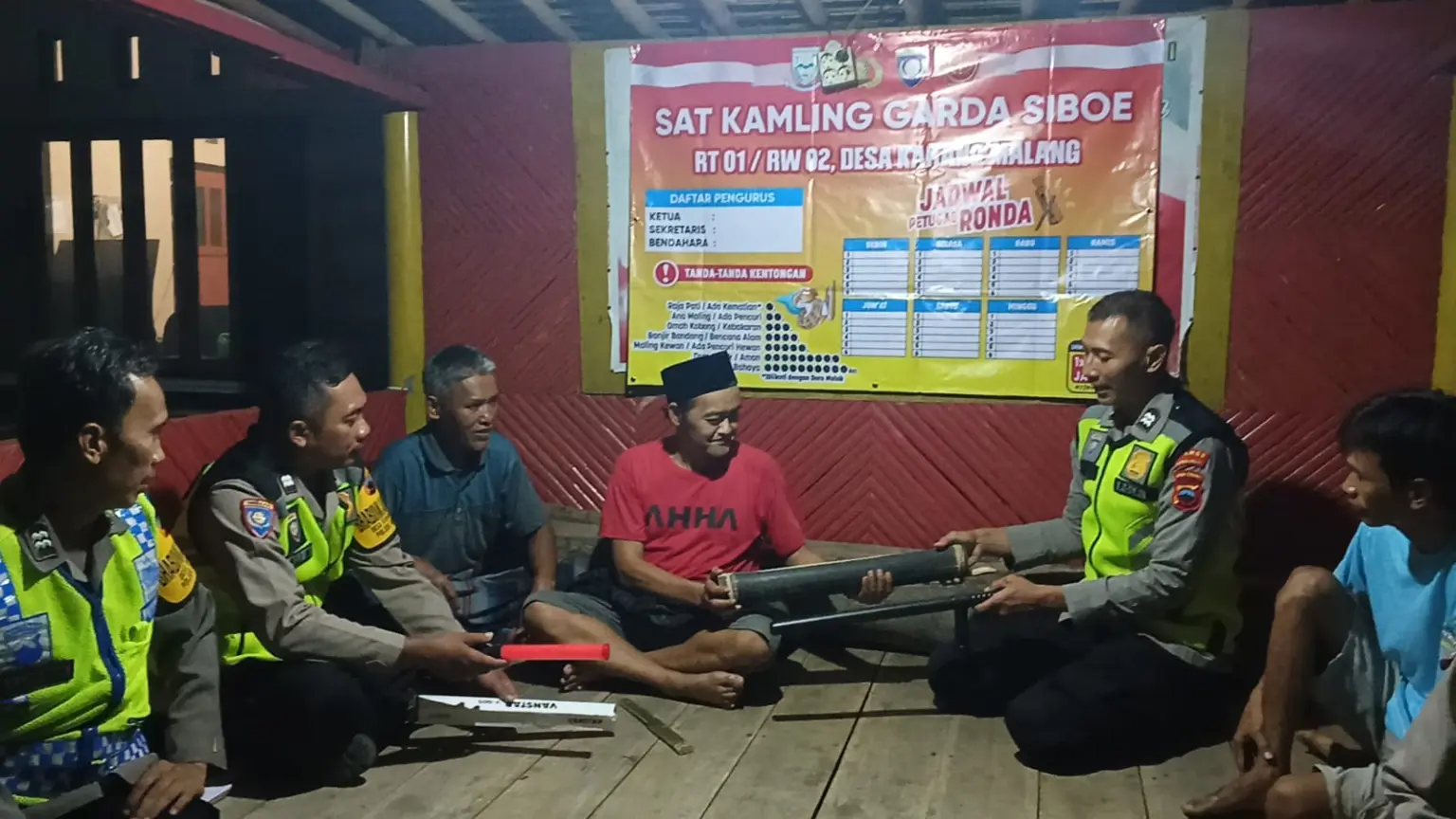 Anggota Polsek Bobotsari saat menyerahkan bantuan peralatan kemanan kepada Satkamling, Rabu malam (20/5/2026). (Foto: Humas Polres Purbalingga)