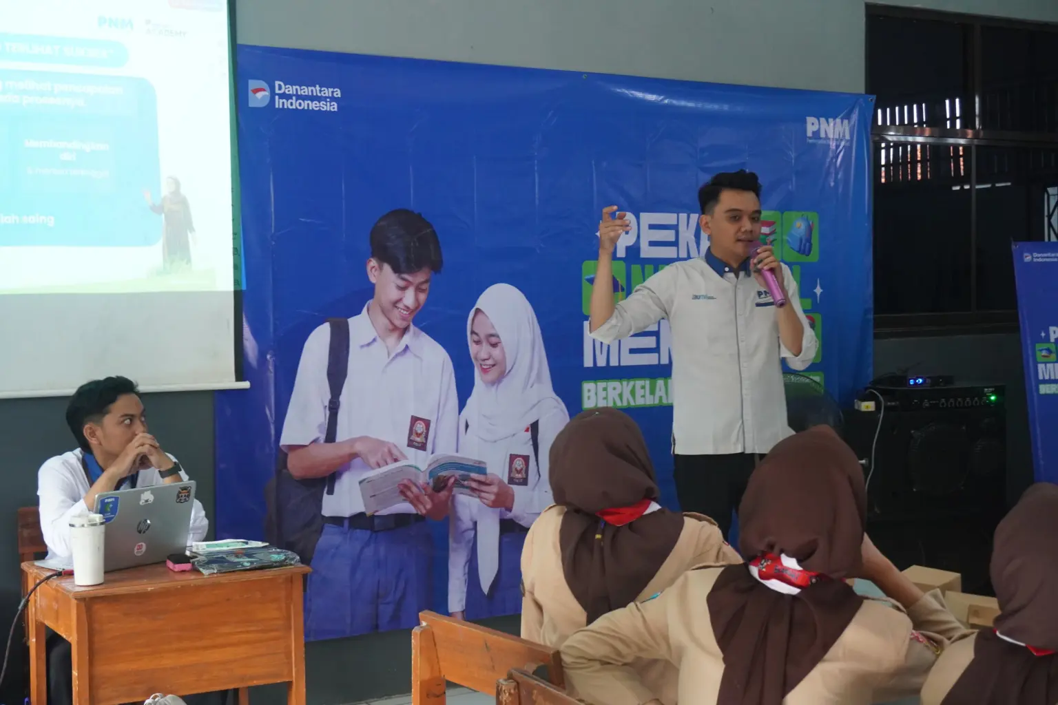 Jembatani Kesenjangan Dunia Kerja, PNM Cabang Purwokerto Gelar Program BERKELANA di SMK N 1 Tonjong