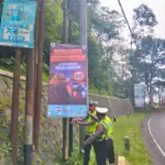 Sejumlah anggota Satlantas Polres Banjarnegara saat memasang rambu peringatan jalan disalah satu ruas jalan Banjarnegara. (Foto: Satlantas Banjarnegara).