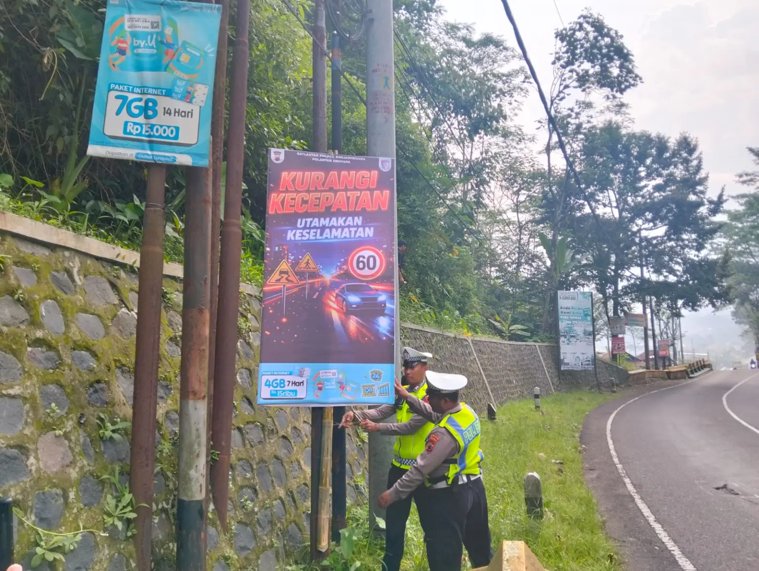 Sejumlah anggota Satlantas Polres Banjarnegara saat memasang rambu peringatan jalan disalah satu ruas jalan Banjarnegara. (Foto: Satlantas Banjarnegara).