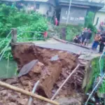 Kondisi jembatan Desa Plorengan banjarnegara yang ambrol dan putus akibat erosi aliran sungai, Sabtu (2/5/2026). (Foto: Heri C)