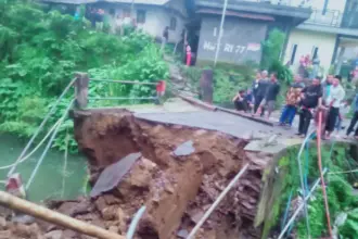 Kondisi jembatan Desa Plorengan banjarnegara yang ambrol dan putus akibat erosi aliran sungai, Sabtu (2/5/2026). (Foto: Heri C)