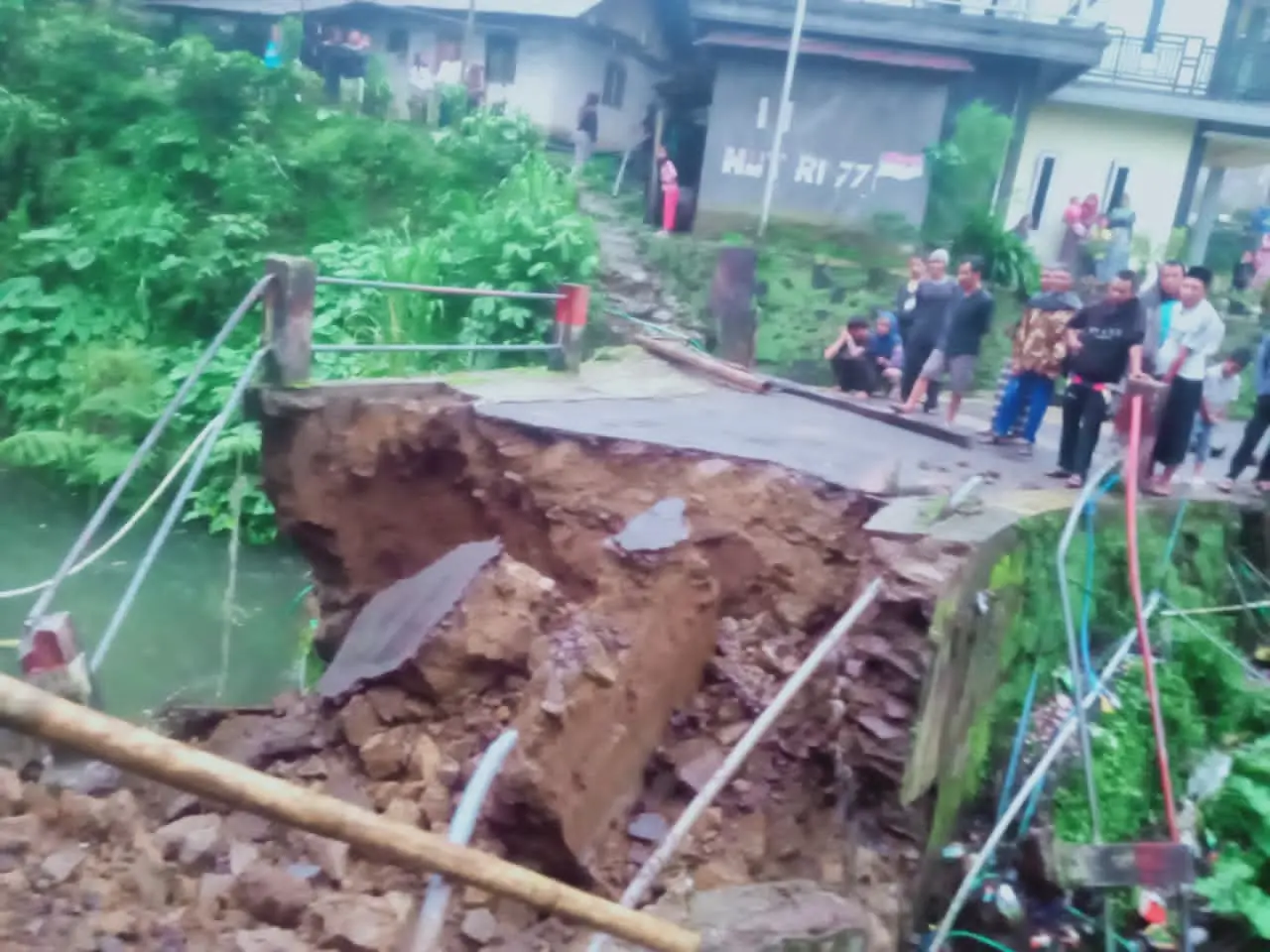 Kondisi jembatan Desa Plorengan banjarnegara yang ambrol dan putus akibat erosi aliran sungai, Sabtu (2/5/2026). (Foto: Heri C)
