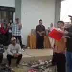 Kades Hoho didampingi Ketua BPD saat membacakan komitmen melantik perades terpilih dihadapan ratusan warga Purwasaba, Selasa (12/5/2026). (Foto: Heri C)