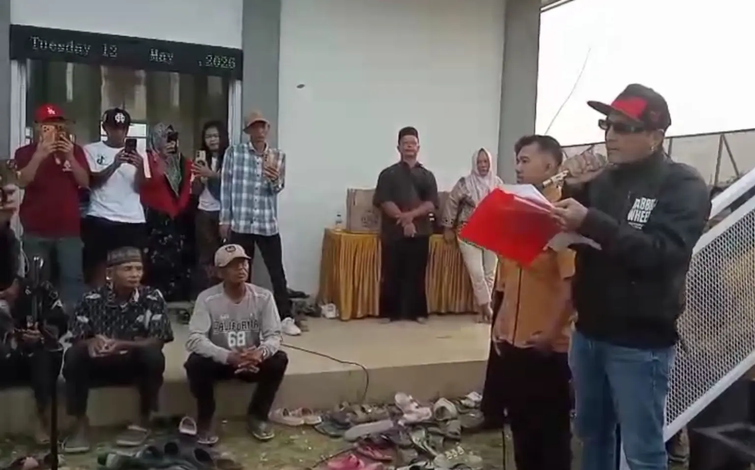 Kades Hoho didampingi Ketua BPD saat membacakan komitmen melantik perades terpilih dihadapan ratusan warga Purwasaba, Selasa (12/5/2026). (Foto: Heri C)