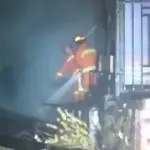Petugas Damkar saat padamkan kebakaran rumah di wilayah Donan, Cilacap. (Damkar Cilacap).