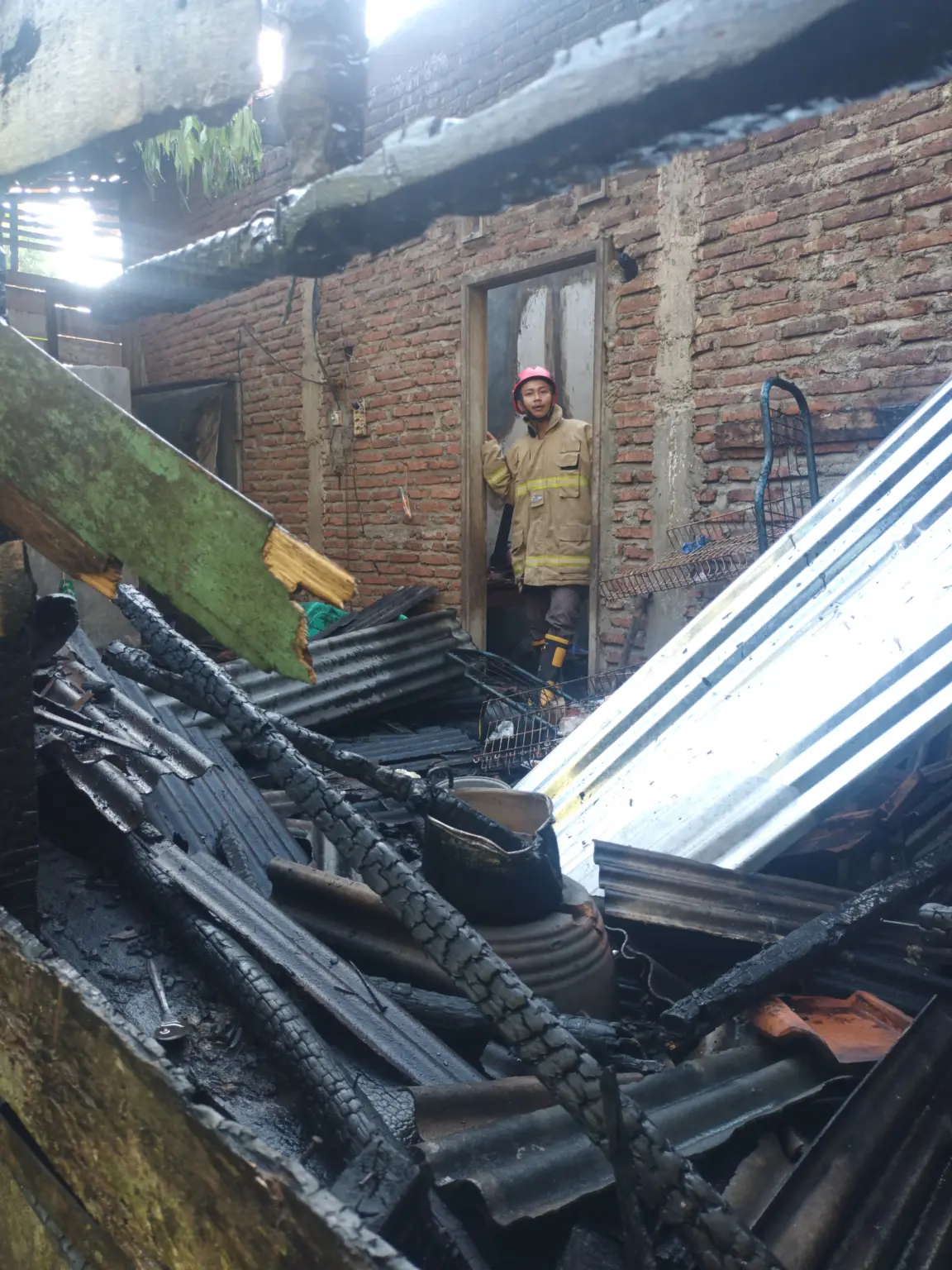 Petugas Damkar di lokasi kebakaran rumah di wilayah Kedungreja Cilacap. (Damkar Cilacap).