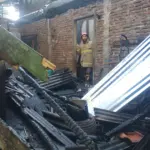 Petugas Damkar di lokasi kebakaran rumah di wilayah Kedungreja Cilacap. (Damkar Cilacap).