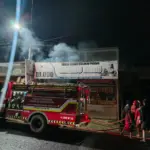 Petugas Damkar bersama relawan gabungan saat berusaha memadamkan api yang membakar RM padang di Banjarnegara, Sabtu (2/5/2026). (Foto: Heri C)