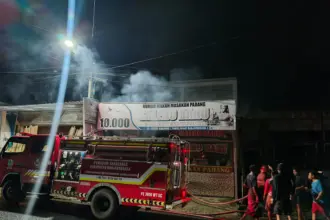 Petugas Damkar bersama relawan gabungan saat berusaha memadamkan api yang membakar RM padang di Banjarnegara, Sabtu (2/5/2026). (Foto: Heri C)
