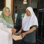 Keren! SMAN 1 Binangun Bungkus Daging Kurban Pakai Daun Pisang demi Tekan Sampah Plastik
