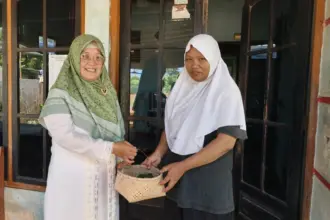 Keren! SMAN 1 Binangun Bungkus Daging Kurban Pakai Daun Pisang demi Tekan Sampah Plastik