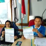Kusyanti, pensiunan guru yang menjadi korban penipuan oleh karyawan bank di Purwokerto, menunjukan surat kuasanya, didampingi Advokat Djoko Susanto, di kantor Klinik Hukum Peradi SAI, Rabu (13/05/2026).